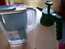 Wasser aus dem Wasserfilter für Zimmerpflanzen