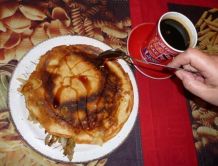 Gefüllter Pfannkuchen mit Apfel und Speck