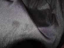 Schwarze Seidentücher, -blusen, -shirts etc. waschen