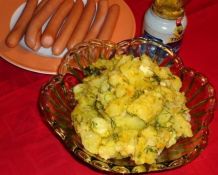 Kartoffelsalat in Dill-Marinade mit Würstchen