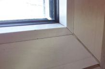 Reinigung von weißen Fensterrahmen mit Backofenspray