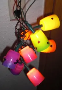 Lichterkette aus Fruchtzwergbechern