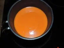 Knoblauch-Tomaten-Paprika-Suppe mit Ziegenfrischkäse