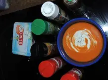 Knoblauch-Tomaten-Paprika-Suppe mit Ziegenfrischkäse