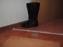 Spikes an Stiefeln belassen und diese trotzdem schonen
