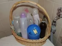 Waschmittel im Präsentkorb aufbewahren