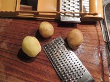 Minikartoffeln mit der Reibe schälen