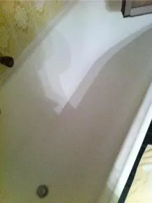 Alte gelbe Badewanne ist wieder weiß