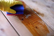 Grünbelag auf Holzterrasse entfernen