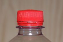 Drehverschlussflasche öffnen
