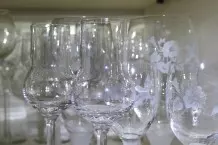 Gläser aus Vitrine spülen - Wieder einräumen erleichtern