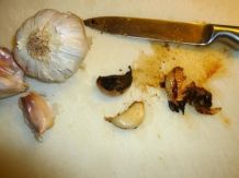 Knoblauchzehen ungeschält braten - kein Anbrennen