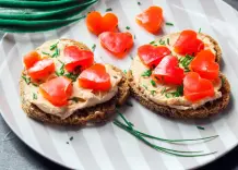Pumpernickel-Häppchen mit Frischkäse und Paprika