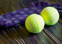 Zwei Tennisbälle gegen Verspannungen im Rücken
