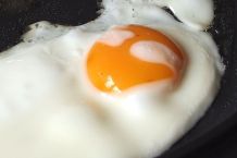 Spiegeleier braten, ohne braunen Rand