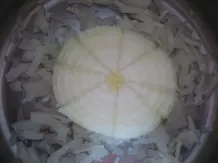 Zwiebel lässt sich gut mit Allesschneider schneiden