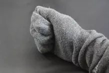 Eingecremte Hände im Bett: Socken-Handschuhe