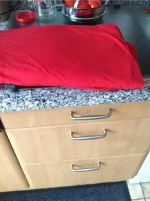 Spannlaken ordentlich im Wäscheschrank verstauen