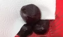 Einfache Art, gekochte Rote-Bete-Knollen zu schälen