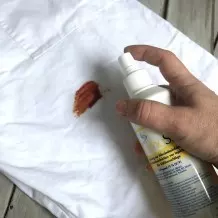 Rote Marinade Flecken aus Kleidung entfernen
