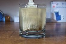 Eingetrocknete Acrylfarbe aus Pinseln entfernen