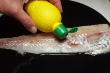 Fisch in der Pfanne in Backpapier dünsten