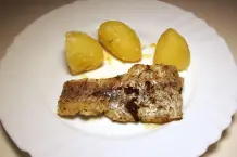 Fisch in der Pfanne in Backpapier dünsten