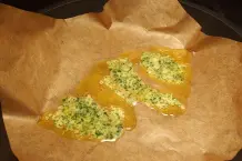 Fisch in der Pfanne in Backpapier dünsten