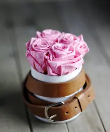 Dekorative Vase mit Gürteln