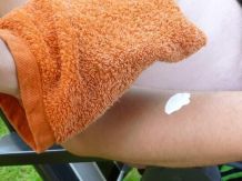 Sonnencreme ganz leicht mit einem feuchten Waschlappen auftragen