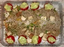 Vegetarischer Salat mit Buchweizennudeln und Tomaten