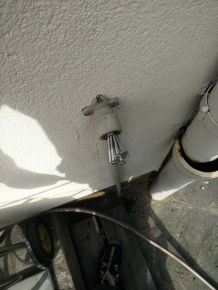 Abgebrochener Wasserhahn (oder Gussrohr) aus Gewinde herausdrehen