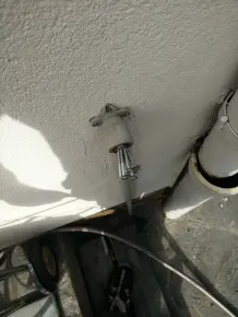 Abgebrochener Wasserhahn (oder Gussrohr) aus Gewinde herausdrehen