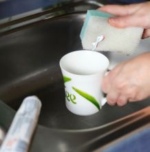 Teeflecken mit Zahnpasta aus Tassen entfernen