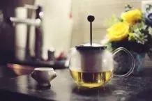 Tee zubereiten in der Druck-Kaffeekanne