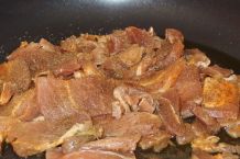 Fleisch schneiden für Geschnetzeltes
