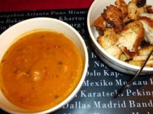 Kürbis-Kartoffelsuppe mit gerösteten Brötchenwürfeln