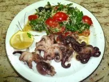 Mini-Kalamari gebraten mit Tabbouleh-Salat