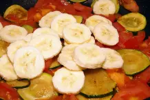 Zucchini-Pfanne mit Banane und Tomate