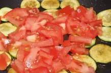 Zucchini-Pfanne mit Banane und Tomate