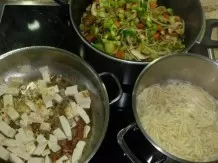 Pfannengerührtes mit Tofu, Bokchoikohl, Sojasprossen & Mie-Nudeln