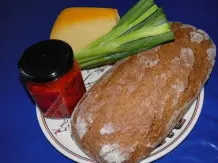 Party-Brotlaib mit Käse-Paprika-Lauch gefüllt