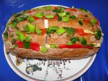 Party-Brotlaib mit Käse-Paprika-Lauch gefüllt