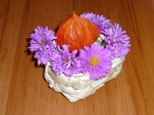 Blumenkörbchen als Tischschmuck aus Knoblauchverpackung