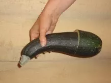 Angeschnittene Zucchini oder Aubergine aufbewahren