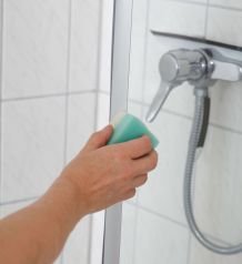 Kalk entfernen auf glatten Kunststoff- und Glasflächen