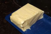 Öl- und Fettflecke mit Butter aus Kleidung entfernen