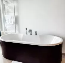 Badewanne aus Acryl oder Kunststoff