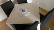 Einen quadratischen (Ess-) Tisch platzsparend stellen