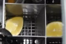 Frische Geschirrspülmaschine durch Zitrone